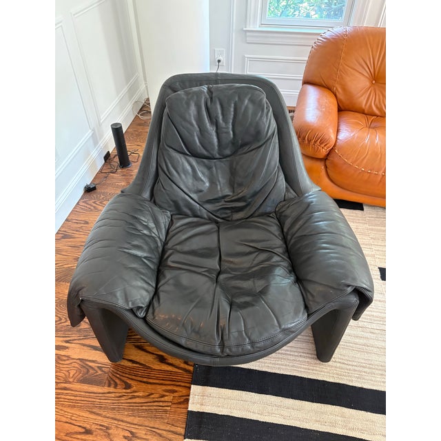 A sculptural and exceptionally comfortable black leather lounge chair by IMG Norway. Featuring a distinctive sling-style...