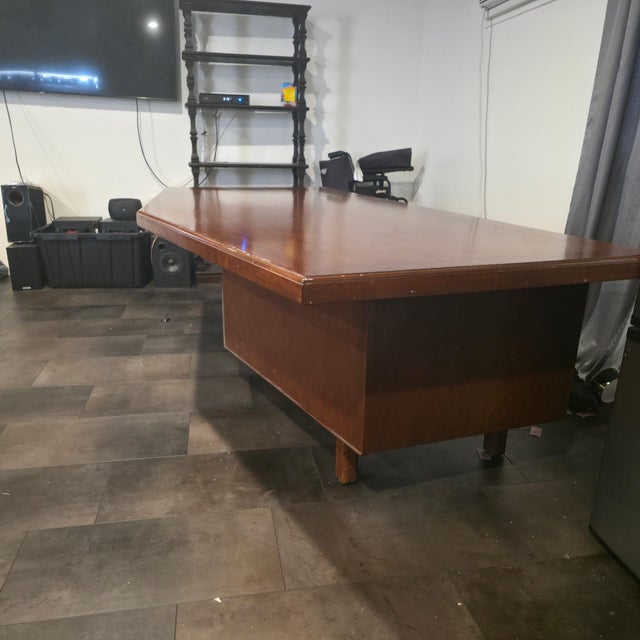 Mid-Century Modern 1980s Mid-Century Modern Walnut Boomerang Executive Desk For Sale - Image 3 of 7