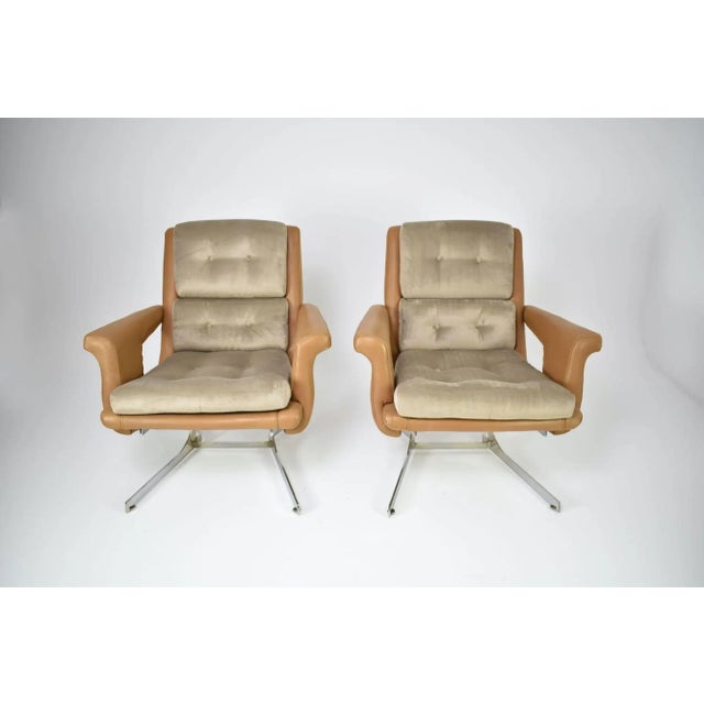A pair of French vintage lounge chairs attributed to Raphaël Raffel for Apelbaum, dating to the 1970s. Upholstered in...
