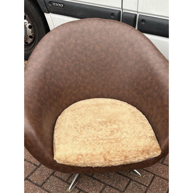 Mid-Century Modern Swivel Pod Armchairs, Set of 2 For Sale - Image 4 of 8