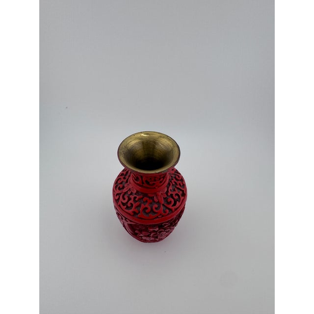 1950s Carved Chinese Cinnabar Lacquer Miniature Vase With Floral Motifs & Brass Rim For Sale In Boise - Image 6 of 7