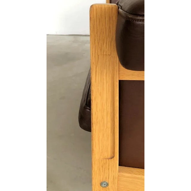 1960s Danish Three-Seat Sofa in Oak and Brown Leather by Hans J. Wegner for Getama, 1960s For Sale - Image 5 of 7
