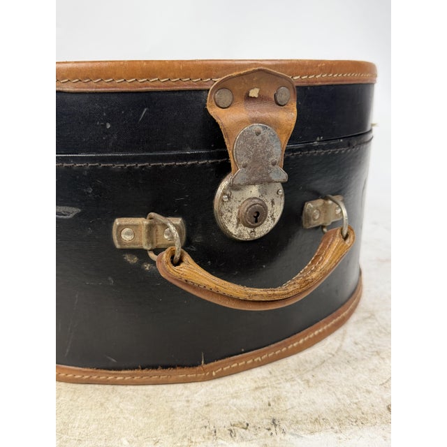 Antique Hat Box in Lined Cardboard and Leather, Late 19th Century For Sale - Image 14 of 16