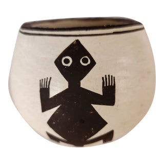 Vintage, Native American Acoma Pueblo: Small Vessel With Lizards Signed by Emma Lewis For Sale