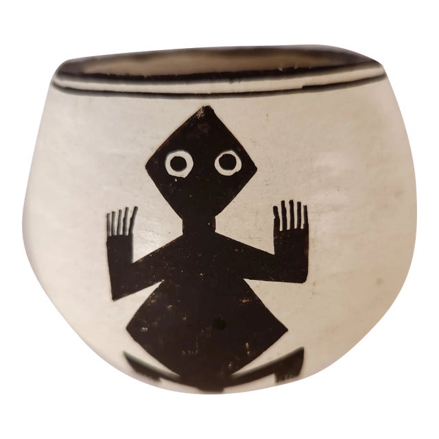 Vintage, Native American Acoma Pueblo: Small Vessel With Lizards Signed by Emma Lewis For Sale