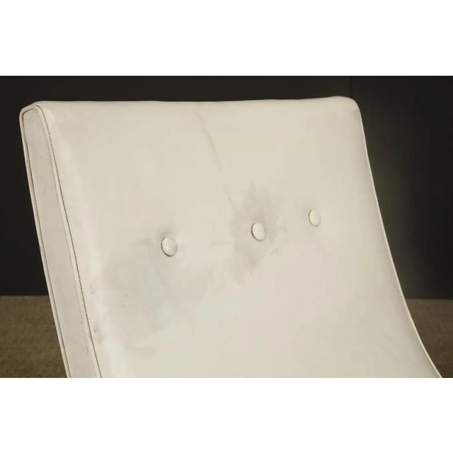 This rare and original 'Scoop' lounge chair by Milo Baughman for James Inc. / Thayer Coggin is a quintessential example of...