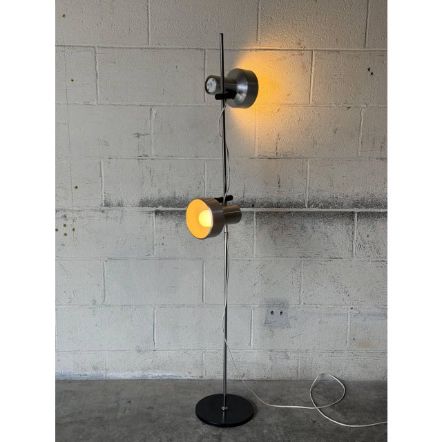 1950s Mid-Century Modern Metal Floor Lamp With Adjustable Dual Shades For Sale In Los Angeles - Image 6 of 13
