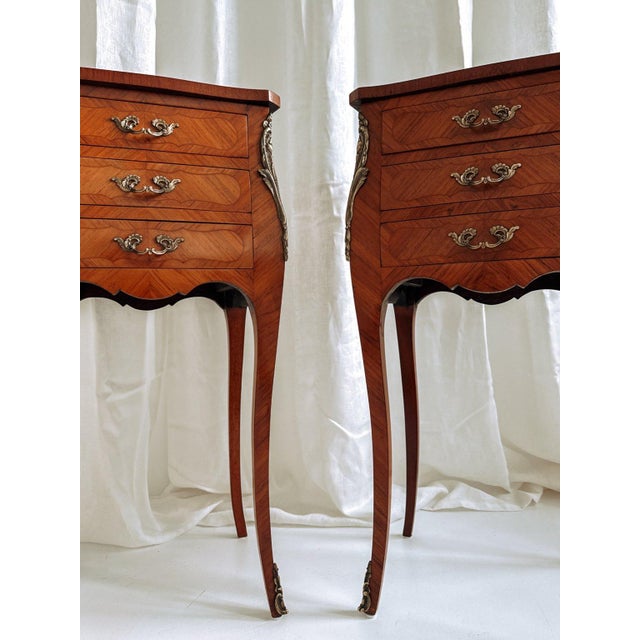 Louis XV French Bedside Tables with Floral Marquetry, 1940s, Set of 2 For Sale - Image 4 of 17