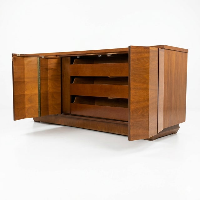 Sculptural Atomic Style Mid-Century Modern 6-Drawer Lowboy Dresser, C. 1960s For Sale - Image 10 of 11
