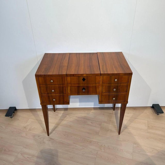 Biedermeier Dressing Table in Walnut Veneer, 1830 For Sale - Image 9 of 18