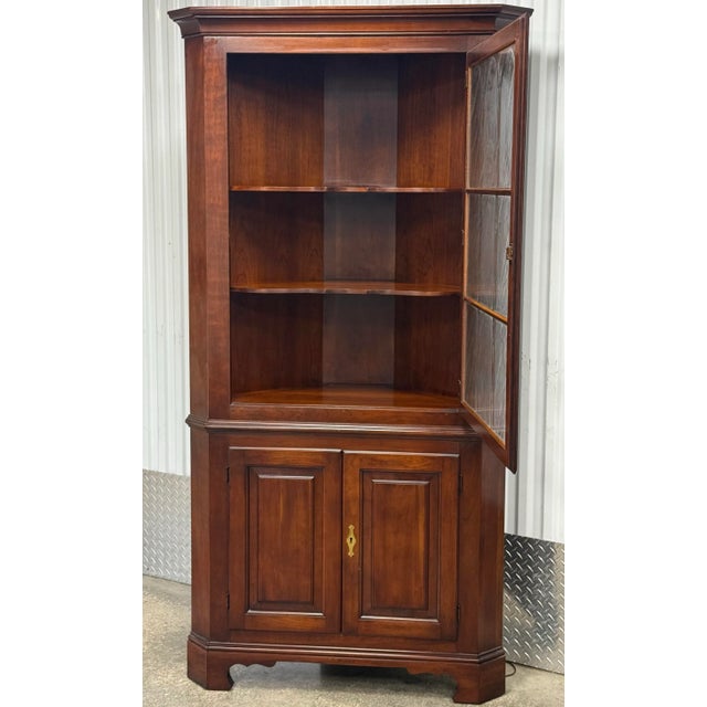 Traditional Vintage Statton Georgian Oldtowne Cherry Corner Cabinet For Sale - Image 3 of 11