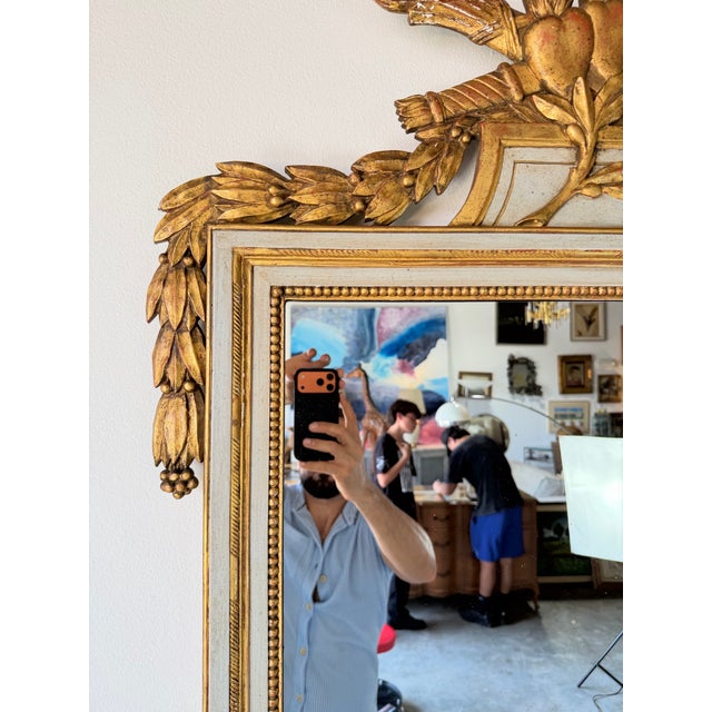 1960s Italian Hollywood Regency Carved Wood Gilt Wall Mirror With Neoclassical Crest For Sale - Image 4 of 12