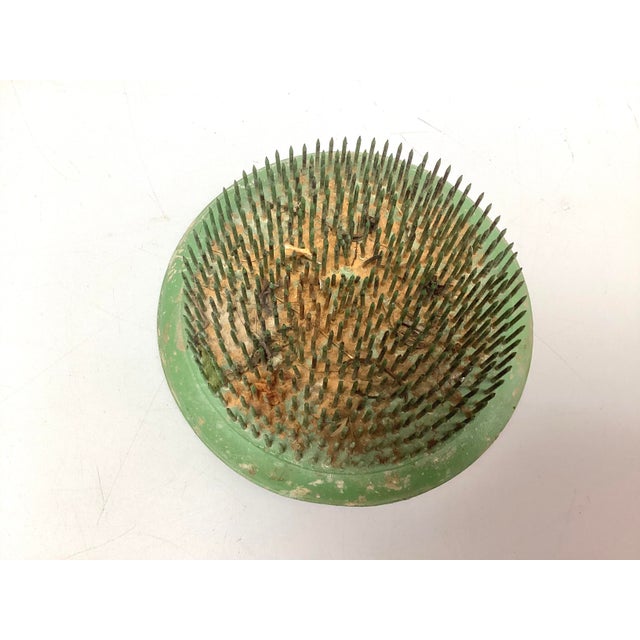 Art Deco 1950s Floral Holder Frog Large Spiked Vogue No 6 Green Metal. For Sale - Image 3 of 3