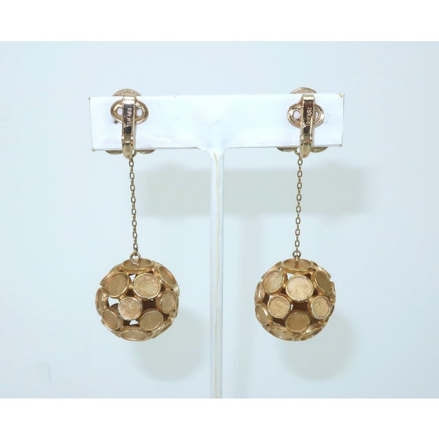 1950s 1950's Crown Trifari Mod Gold Tone Drop Dangle Earrings, a Pair For Sale - Image 5 of 10