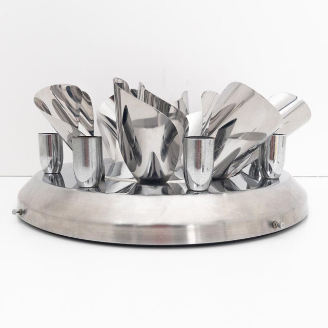 This 1960's Space Age style wall/ceiling lamp is a sculptural masterpiece made entirely of chrome metal. Its structure, a...