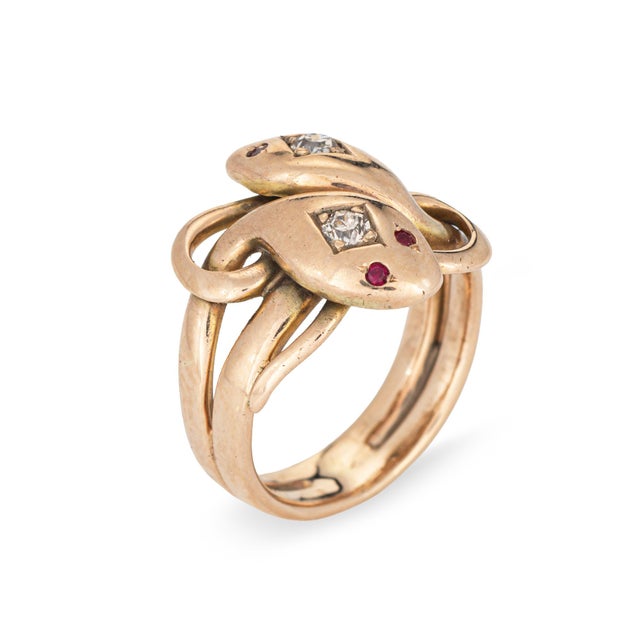 Finely detailed antique double snake ring crafted in 10 karat yellow gold (circa 1880s to 1900s). Two estimated 0.10 carat...
