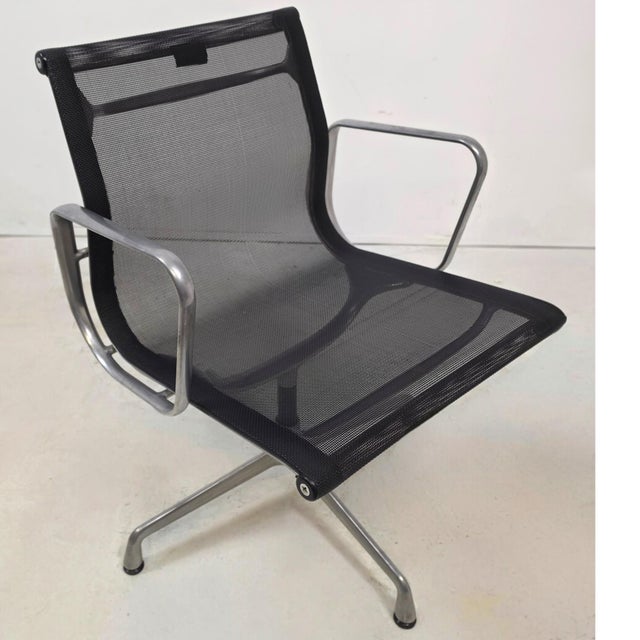 Vintage Netweave Chairs in Aluminium by Charles and Ray Eames for Vitra, 1990s, Set of 7 For Sale - Image 6 of 7