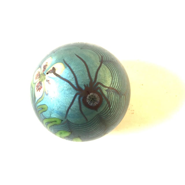Mid-Century Modern Orient & Flume Signed Spider Art Glass Paperweight 1979 Iridescent Blue For Sale - Image 3 of 8