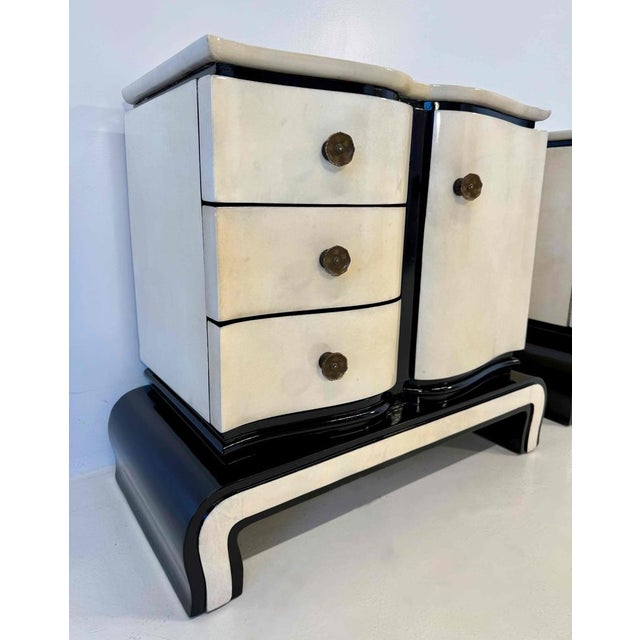 1940s Art Deco Parchment and Black Lacquered Nightstands by Osvaldo Borsani, Italy, 1940s, Set of 2 For Sale - Image 5 of 7