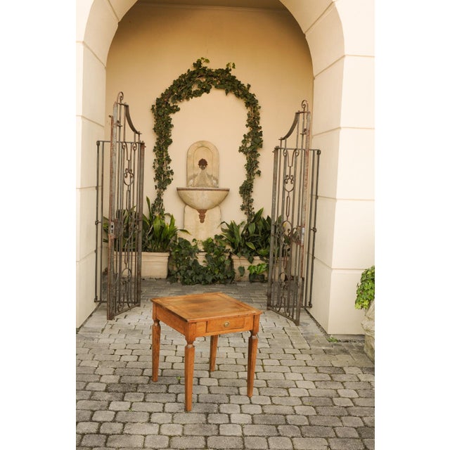 Wood Italian 1820s Neoclassical Walnut Side Table with Large Banding and Tapered Legs For Sale - Image 7 of 12