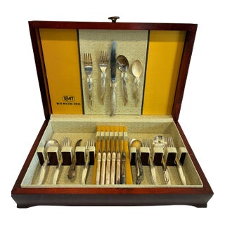 1847 Rogers Bros Flair 38-Piece Silverplate Flatware Set in Original Wood Chest For Sale