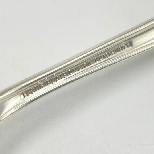 1940s Oneida Community Tudor Silverplate "Sweet Briar" 72-Piece Set (Service for 8 With Bonus Pieces and Wooden Chest) Vintage 1948 For Sale - Image 16 of 18