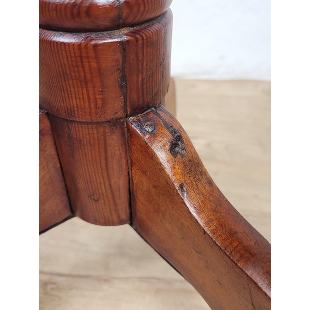 English Victorian Tripod Side Table in Mahogany, 1880 For Sale - Image 17 of 18