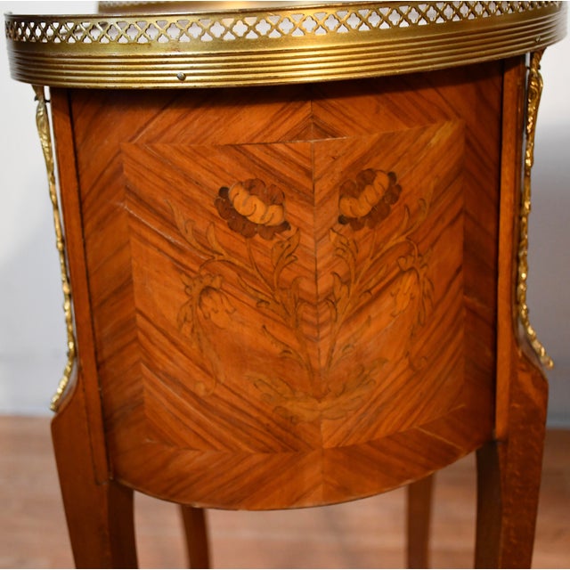 1930s French Style Satinwood Inlaid Pair of Nightstands / Bedside Tables, 2 Pieces For Sale - Image 16 of 17