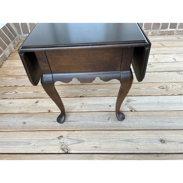 Late 20th Century Hammary Furniture Single Drawer Queen Anne Solid Cherry Double Drop Leaf End Table For Sale - Image 4 of 13