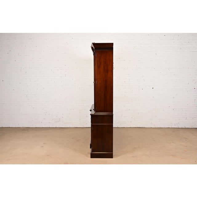 Late 20th Century Stickley Chippendale Carved Flame Mahogany Lighted Breakfront Bookcase Cabinet For Sale - Image 10 of 12