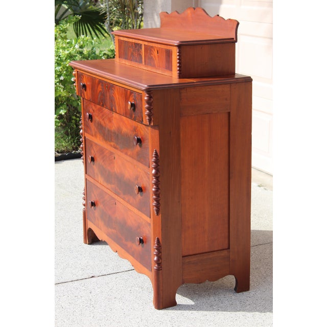 Early 20th-Century Flame Mahogany Empire Step-Back Chest Antique American Dresser With Gallery Back and 6 Drawers For Sale - Image 4 of 12