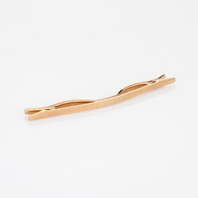 Vintage Cartier tie clasp crafted in 14 karat yellow gold (circa 1940s). A charming piece from the past, the Cartier tie...