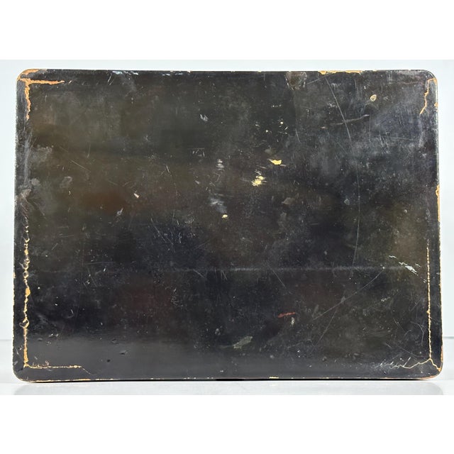 Black Mid 20th Century Art Nouveau Lacquered Parrot Box: Hand Painted Japanese Trinket For Sale - Image 8 of 10