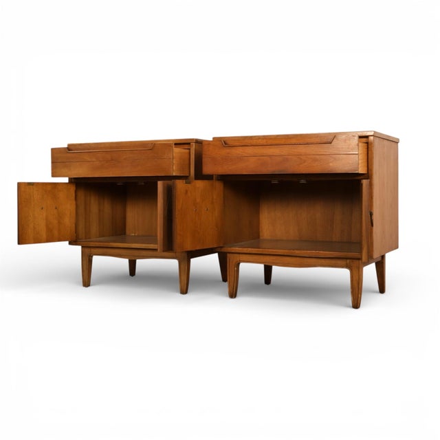Thomasville Omega Vintage Mid Century Modern Pair of Nightstands C. 1960s, Attributed For Sale - Image 10 of 10
