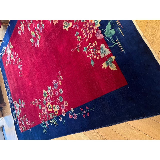 from its elegance and unusual style, one can recognize this splendid Chinese rug from the Art Deco period. The wool is...