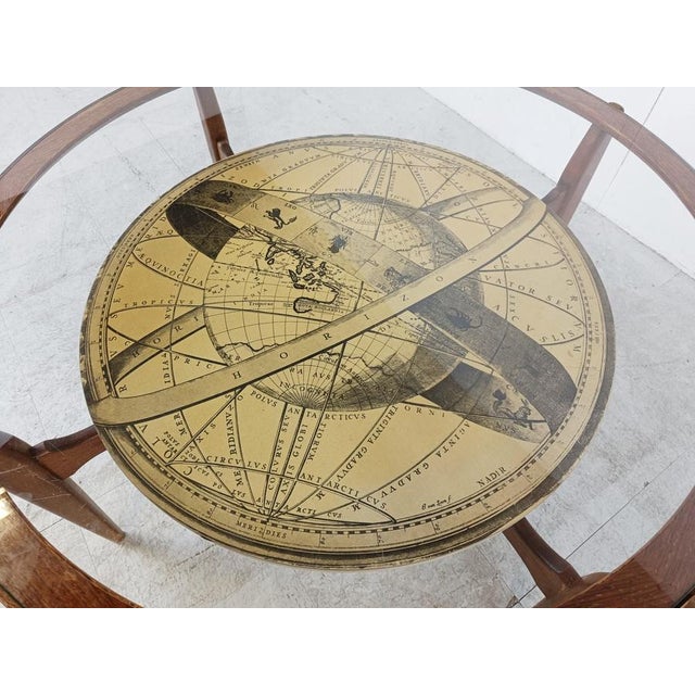 Mid century round coffee table consisting of a nicely crafted wooden frame, a clear glas top and a antique world map table...