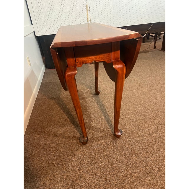 1950s Queen Anne Cherry Drop Leaf Gate Leg Oval Table For Sale - Image 4 of 12