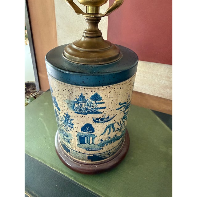 1980s Wildwood Tin Blue Willow Table Lamp For Sale In Chicago - Image 6 of 12