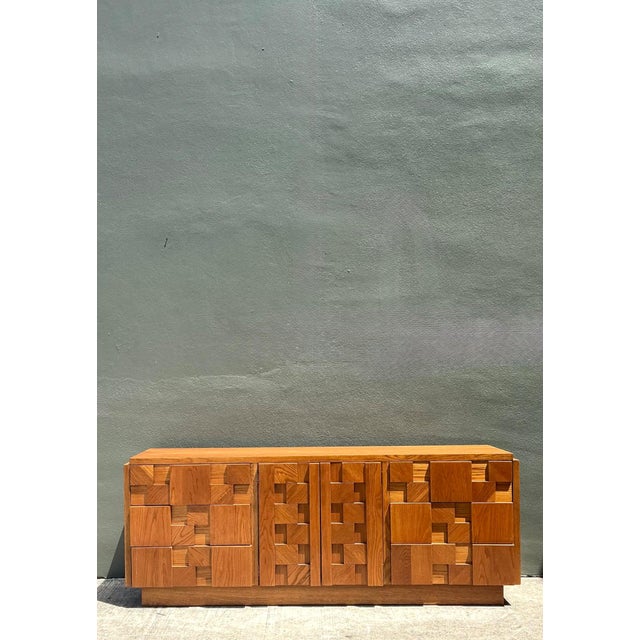 A celebrated example of American Mid-Century Modern design, this vintage Lane "Staccato" dresser showcases the bold...