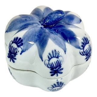 1970s Vintage Hollywood Regency Chinoiserie Blue & White Pumpkin Trinket Box, Halloween, Thanksgiving For Sale