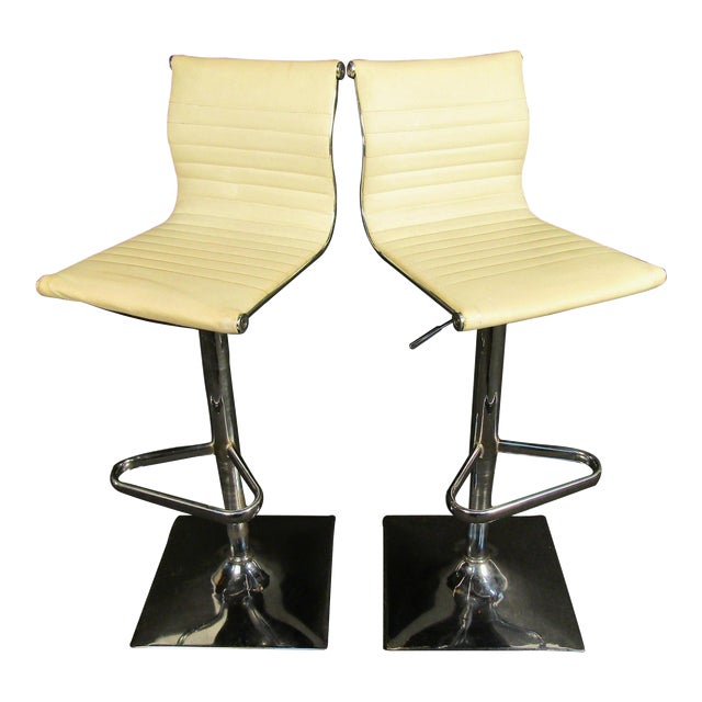 1970s Vintage Modern White Vinyl Barstools For Sale