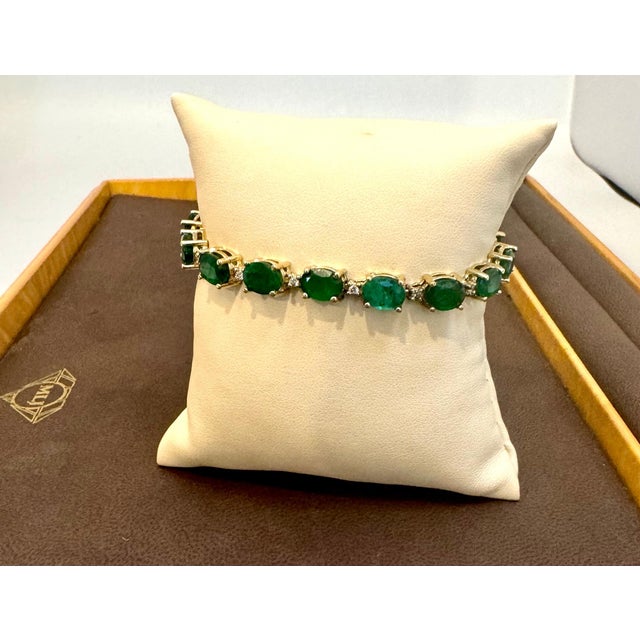 Contemporary 22 Carat Natural Brazilian Emerald & Diamond Tennis Bracelet 14 Kt Yellow Gold For Sale - Image 3 of 18