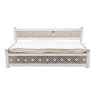 White Carved Floral Jali Daybed Sofa For Sale