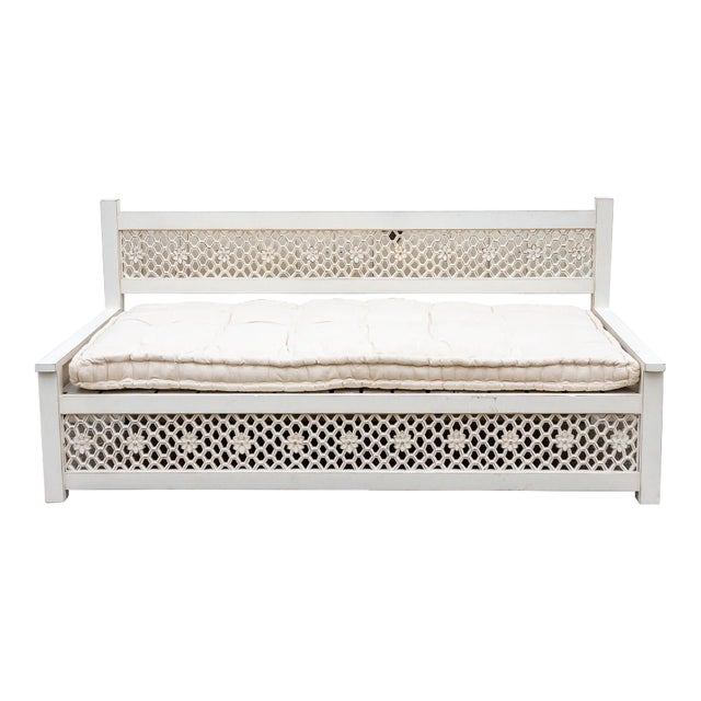 White Carved Floral Jali Daybed Sofa For Sale
