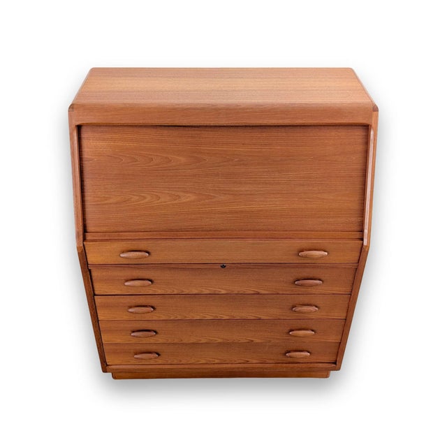 We are offering a beautiful vintage secretary desk from the Danish quality manufacturer "Dyrlund," dating from the 1960s,...
