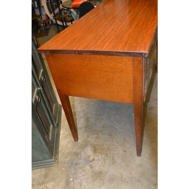 Vintage 1960s Federal Biggs Furniture 3 Drawer Solid Golden Mahogany Writing Desk For Sale - Image 12 of 18