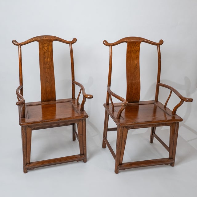 Chinese Pair of Chinese Ming-Style Horseshoe Armchairs in Solid Elm, Mid-20th Century For Sale - Image 3 of 16