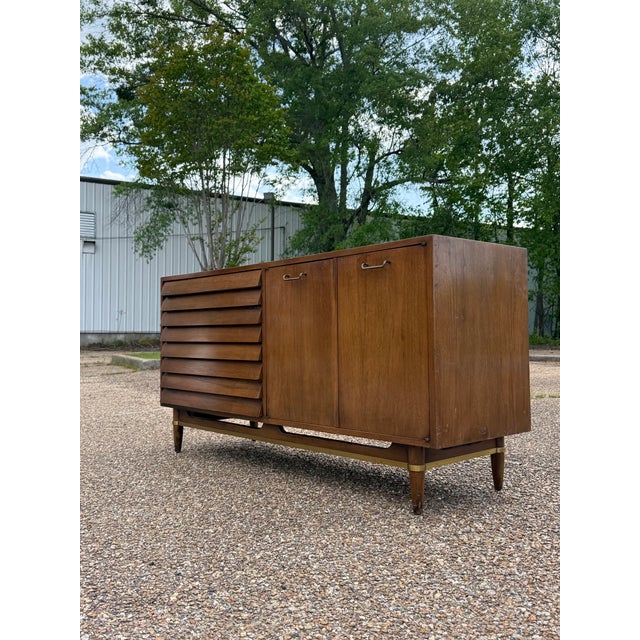 American of Martinsville 1960s American of Martinsville “Dani” Credenza For Sale - Image 4 of 9