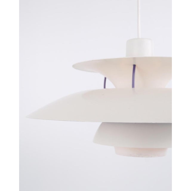 Ph 5 pendant in white lacquered metal from louis poulsen designed by poul henningsen. Classic danish lamp with glare-free...