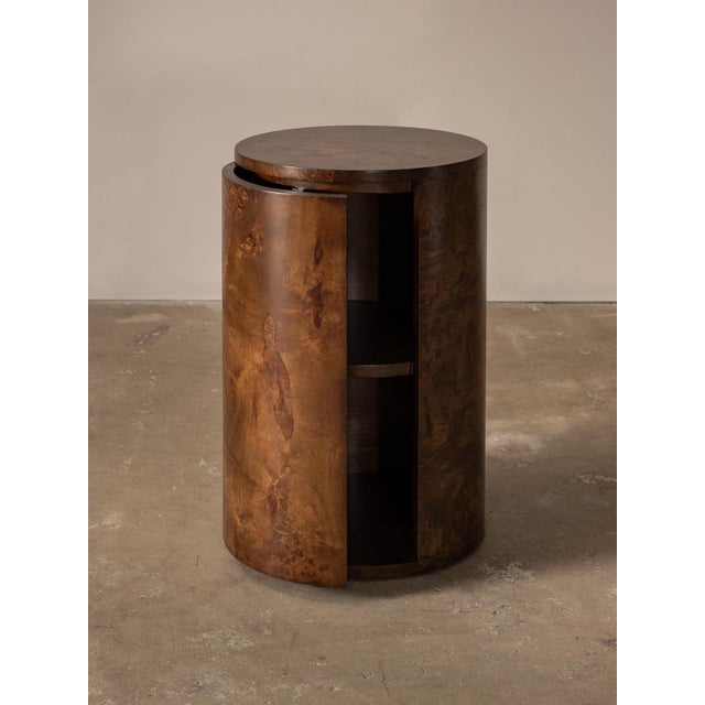 As effortless as it is opulent, the Vernier Round Side Table radiates warmth and curiosity with plenilunio curves...